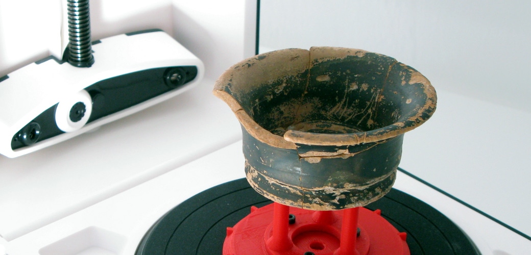 Pieza de cerámica en el escáner 3D