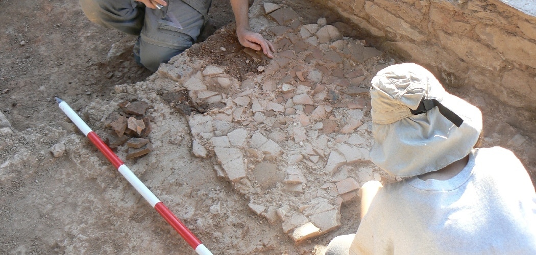 Excavación de la solera del hogar hecha de cerámica