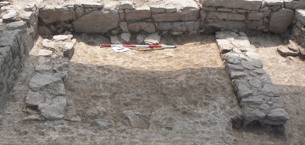 La cara interior de la muralla se asienta sobre los dos muros de la fase de ocupación anterior (fase intermedia) y sobre el nivel de escombros de esta misma fase