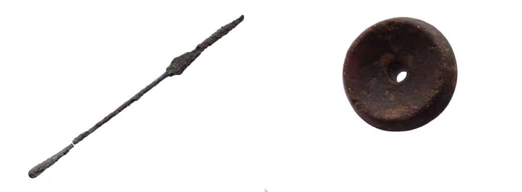 Izquierda: pequeña espátula médica de bronce (specillum). Derecha: fusayola. Pieza que, colocada al extremo inferior del huso, ayuda a hilar las fibras textiles por torsión.